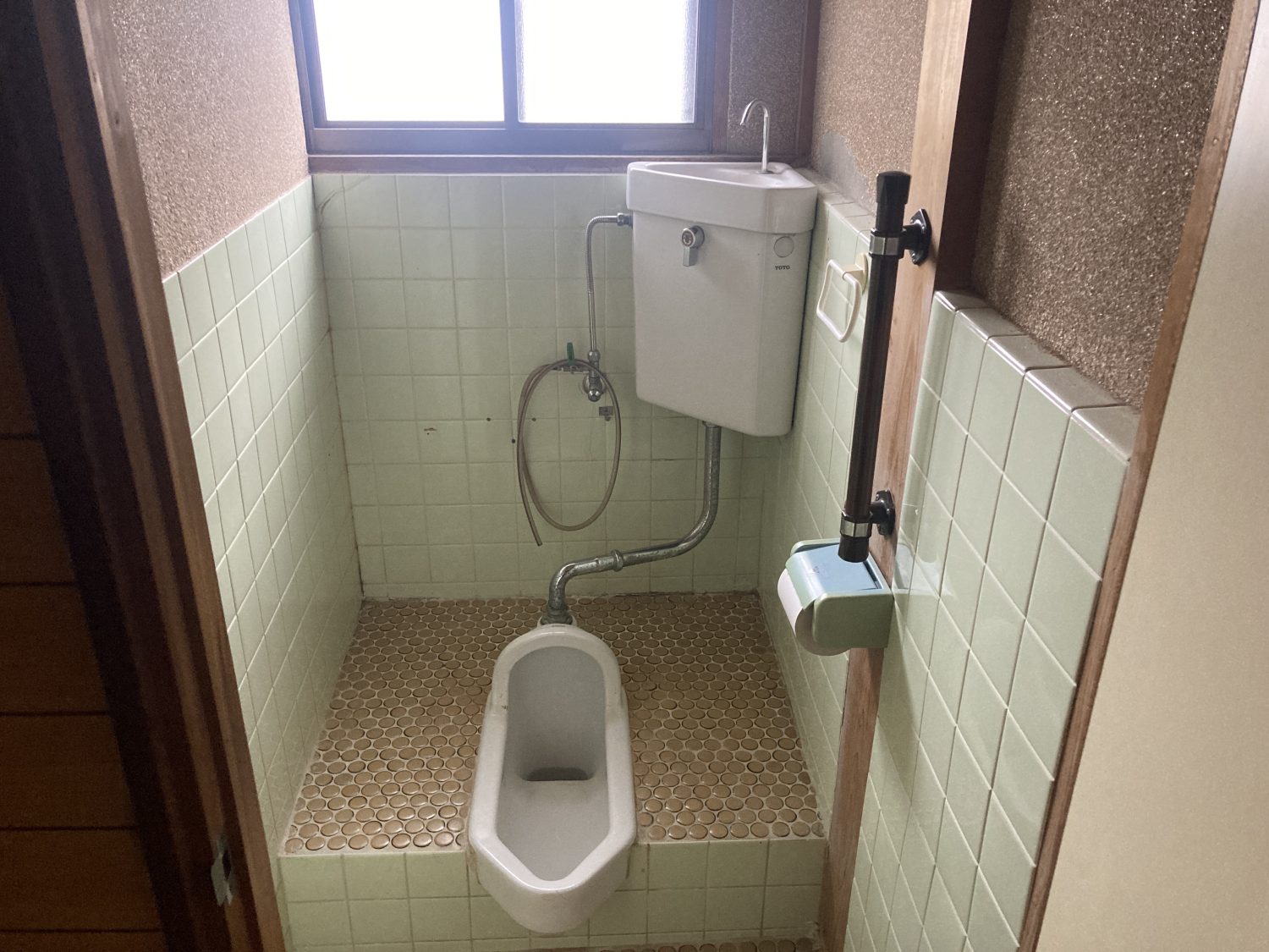 TOTO製 温水洗浄便座付トイレへ交換します。 TOTO製 温水洗浄便座付トイレへ交換します。